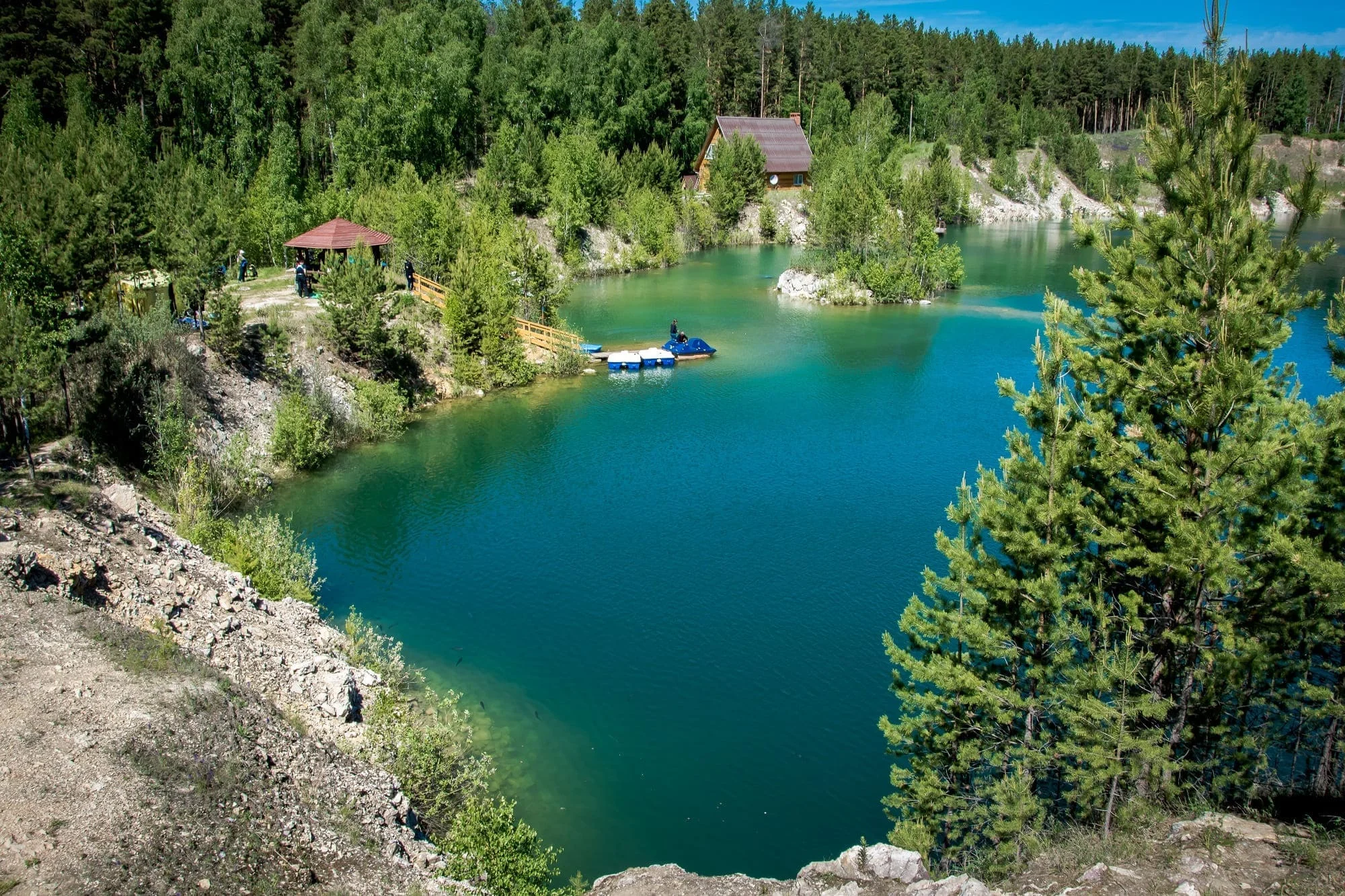 Мраморный карьер абрашино. Абрашино озеро Новосибирск. Абрашино мраморное озеро. Мраморное озеро в Абрашино Новосибирская область. Оазис база отдыха Новосибирск Абрашино.